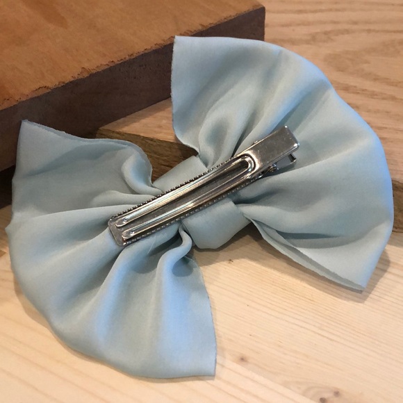 ModCloth satin bow hair clip - Picture 2 of 2